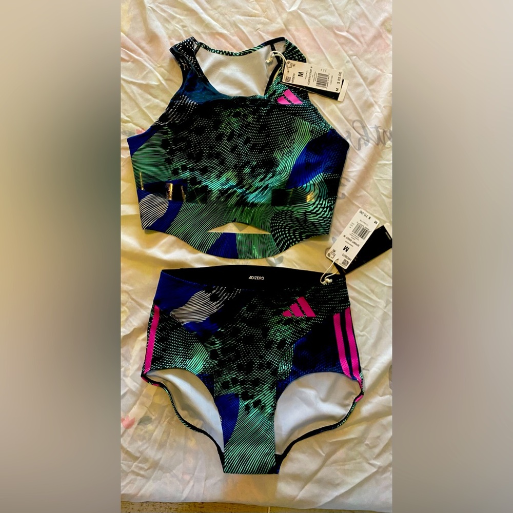 Adidas sports running gear/medium